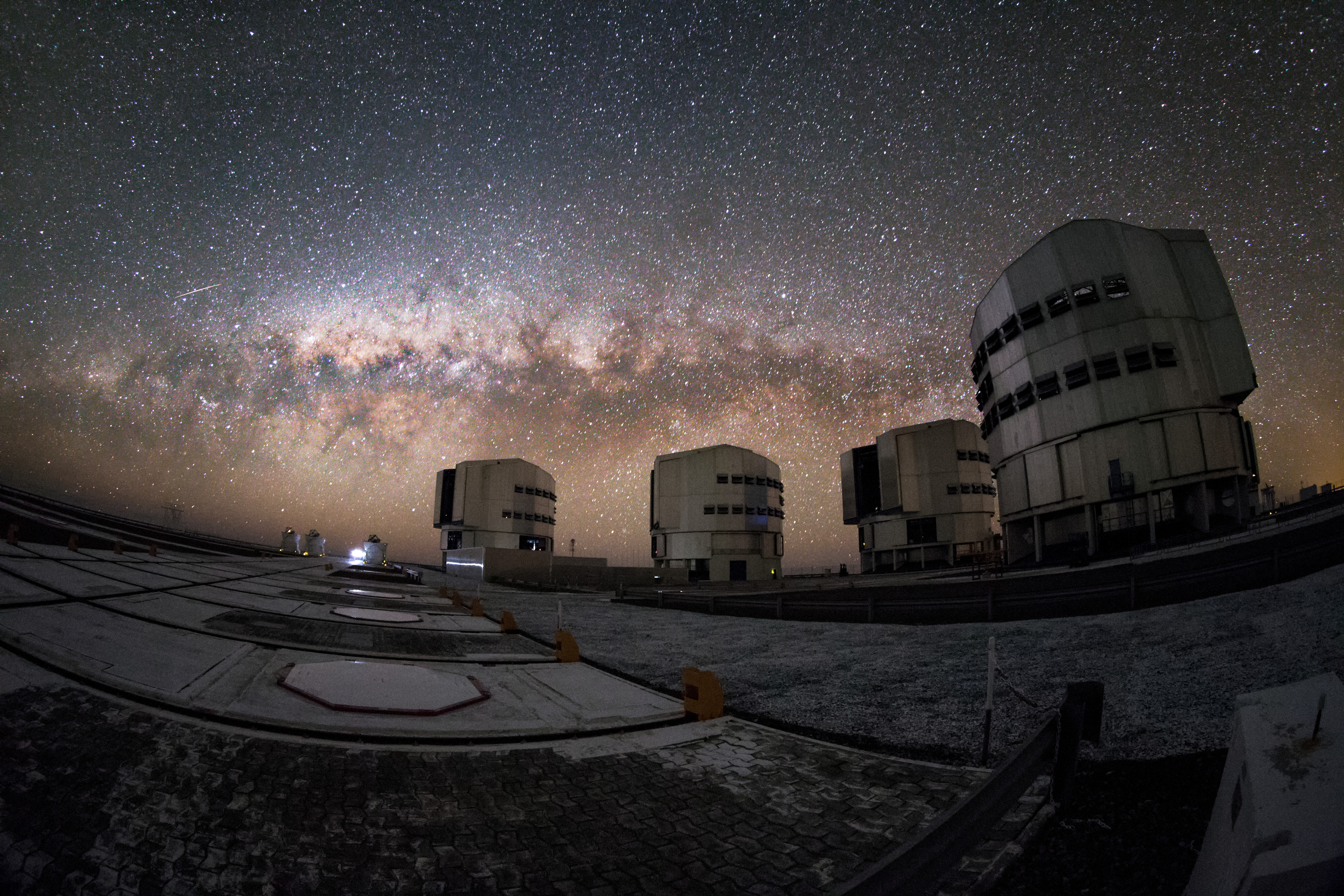 Very large telescope. Европейская Южная обсерватория (eso). Паранальская обсерватория (VLT), Чили. Телескоп VLT европейской Южной обсерватории. Телескоп— very large Telescope..