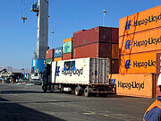 En container med spegelsegment lämnar hamnen i Antofagasta