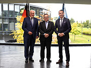 Bundespräsident Steinmeier und Staatsminister Beißwenger mit ESO-Generaldirektor Barcons bei einem Besuch im ESO-Hauptsitz