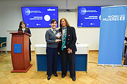 Paulina Bocaz de PROVOCA recibiendo premio “Universo STEM”