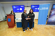 Francisca Calderón de Bakanas de Taltal recibiendo premio “Universo STEM”