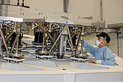 Ingénieur de l'ESO dans la zone de test du M1 (M1 Test Facility) de l'ELT au siège de l'ESO