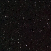 Dichtes Sternenfeld mit zahlreichen leuchtenden Punkten vor schwarzem Hintergrund. Die Aufnahme zeigt den Himmel ohne sichtbare Wolken oder andere Himmelskörper. Die Sterne sind unterschiedlich hell und gleichmäßig über das Bild verteilt.