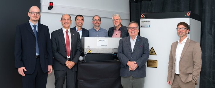 Group photo of the ceremony celebrating the completion of laser sources