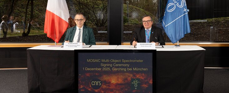 Het tekenen van de overeenkomst voor het MOSAIC-instrument