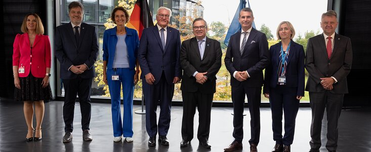 Gruppenfoto während des Besuchs von Präsident Steinmeier bei der ESO