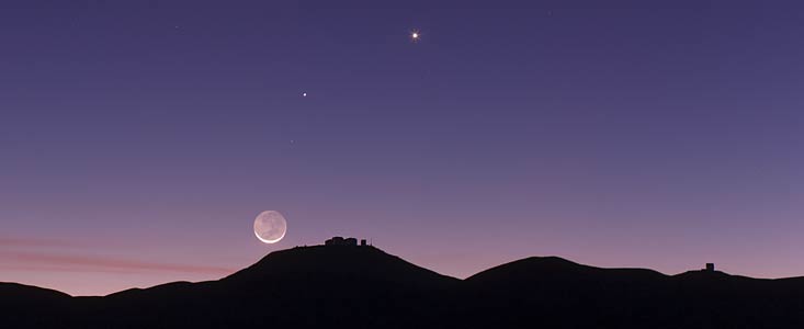 La Luna creciente poniéndose sobre el Observatorio Paranal de ESO