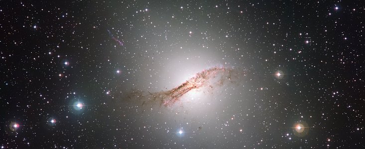 Un regard profond sur l’étrange galaxie Centaurus A