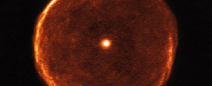 Un delicata bolla di materiale espulso dalla fredda stella rossa U Antliae