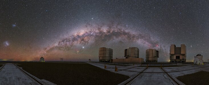 Un arc-en-ciel cosmique au-dessus du VLT