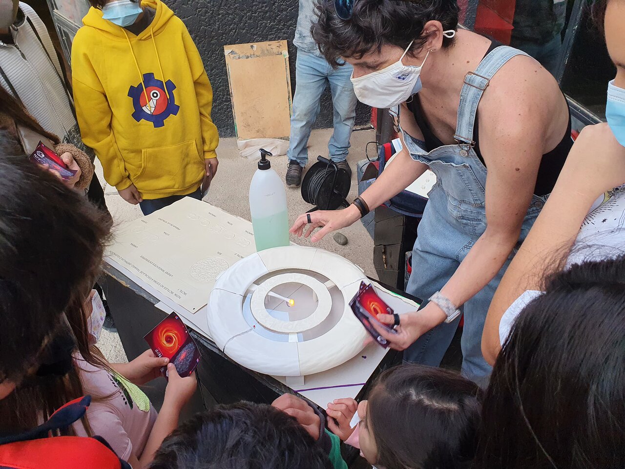 Amelia Bayo presenting a 3D printed model of a planet-forming disc to a group of kids in Chile
