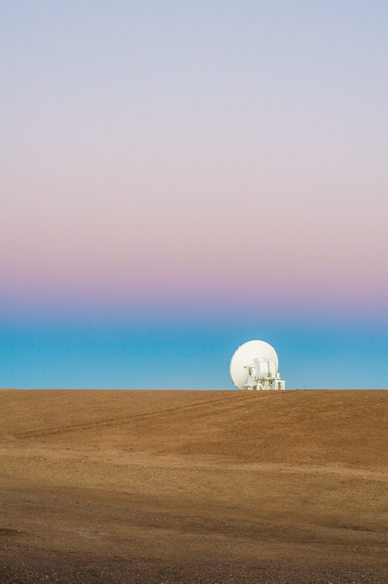 ALMA antenna gazes at the sunset | ESO Suomi