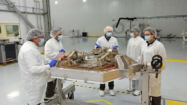 ESO engineers inspect an M1 segment