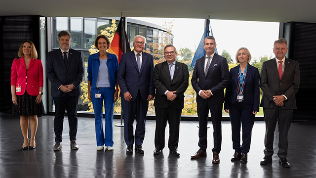 Gruppenfoto während des Besuchs von Präsident Steinmeier bei der ESO