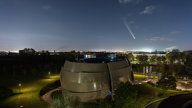 Comet Tsuchinshan-ATLAS meets the ESO Supernova