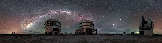 Airglow and the Milky Way above Paranal