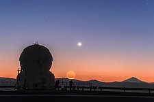 Venus and the Moon strike a pose