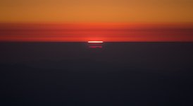 Curious distortion of the Sun light over the Pacific Ocean