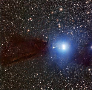 La nube oscura Lupus 3 y las estrellas jóvenes calientes asociadas