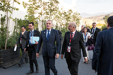 The Prime Minister of France, Jean-Marc Ayrault, and Massimo Tarenghi at the CELAC–EU Summit in Santiago
