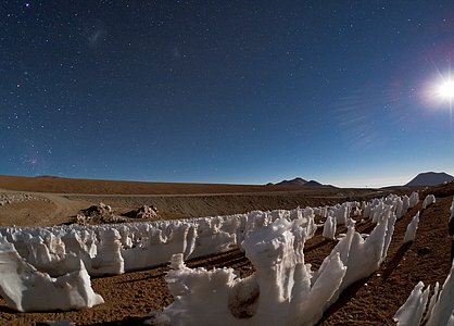 Penitentes helados a la luz de la Luna en Chajnantor