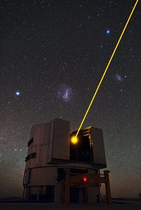 El láser de Yepun y las Nubes de Magallanes