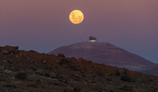 The Moon hovering over the ELT
