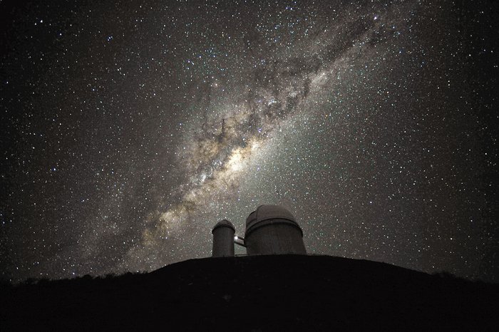 El Centro Galáctico y el Bulbo sobre el telescopios de 3,6 metros de ESO 