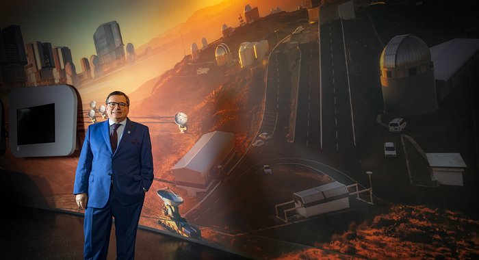 Xavier Barcons in front of ESO Mural