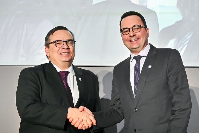 ESO Director General shakes hands with Safran CEO