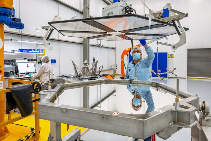 Freshly coated ELT mirror | ESO