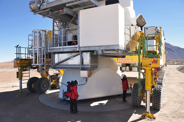 Moving ALMA antennas to Atacama Compact Array pads on Chajnantor