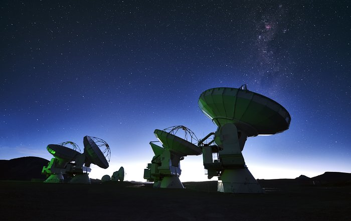 ALMA bajo un cielo salpicado de estrellas