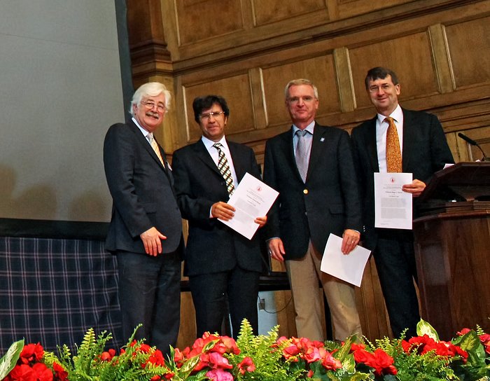 A equipa do projecto SAURON a receber o Prémio de Grupo “A” da Real Sociedade de Astronomia