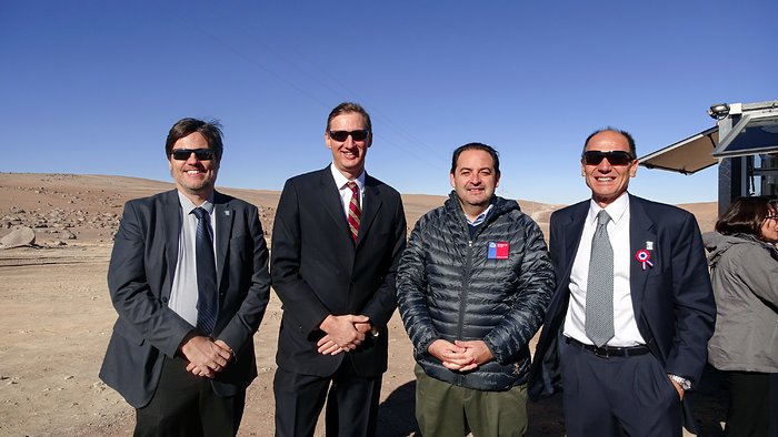 Am Paranal-Armazones-Standort der ESO, um den Anschluss an das nationale Stromnetz Chiles zu würdigen