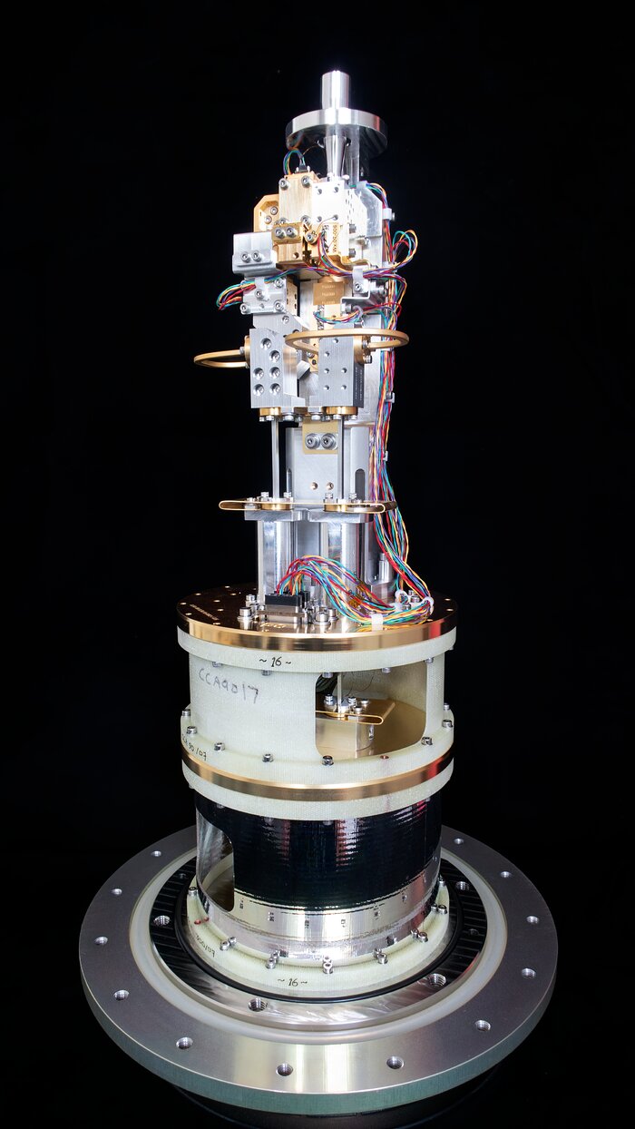 Assemblage d'une capsule froide d'un récepteur de la bande 2 d'ALMA