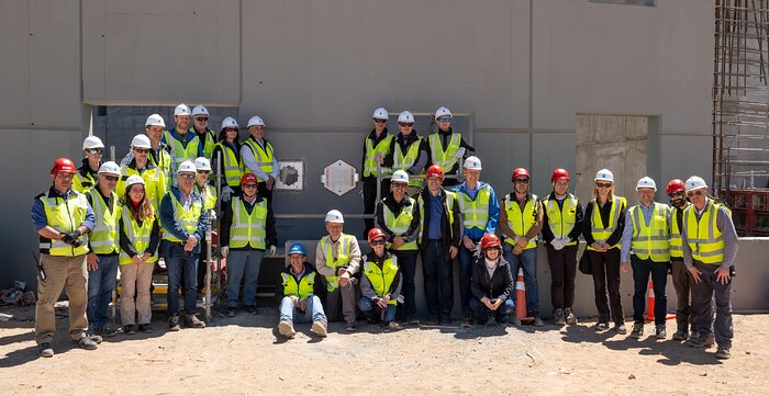 Les membres du Conseil de l'ESO et le personnel de l'ESO se tiennent à côté de la plaque de la capsule temporelle de l'ELT.