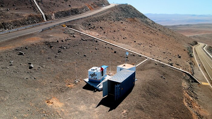 Investigadores a preparar o contentor do projeto OASIS no Observatório do Paranal do ESO