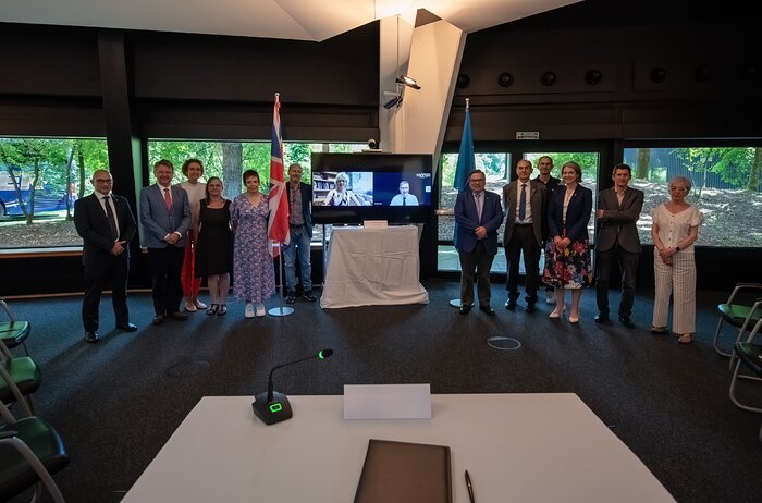 Group photo at the signing of the ELT M5 commissioning mirror agreement