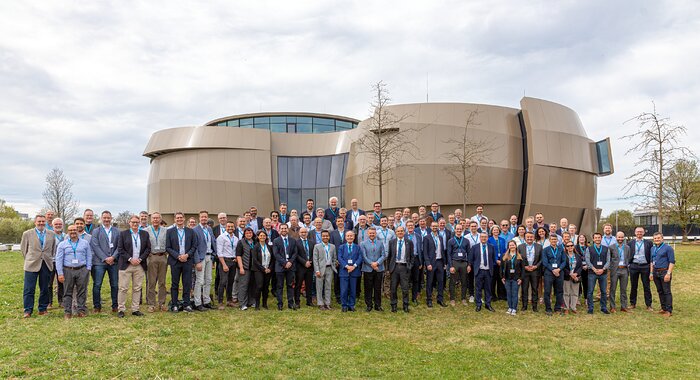 Foto de grupo: A equipa do ESO e os representantes dos parceiros institucionais e industriais do ELT