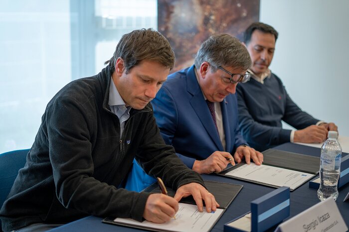 Representatives from ESO and Chile companies sign CTAO-South contract