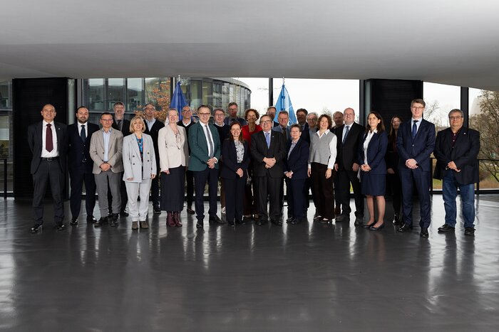 Deelnemers bij de ondertekeningsceremonie voor MOSAIC