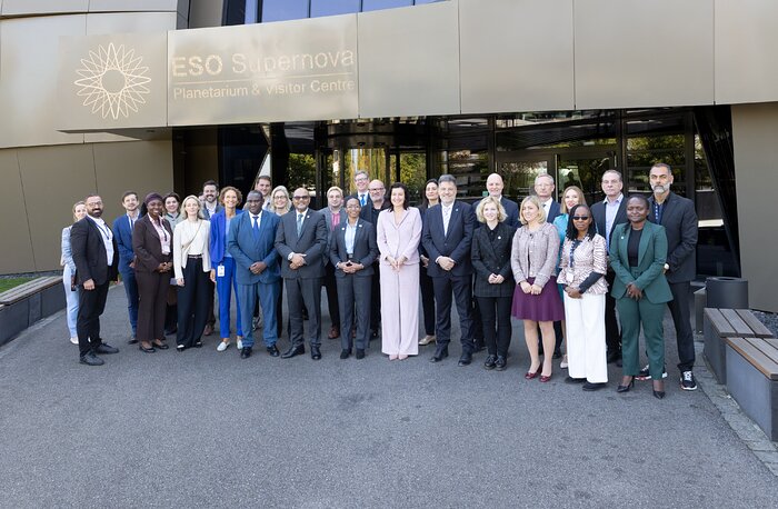 Ministers, their delegations and other guests with ESO staff at the ESO Supernova