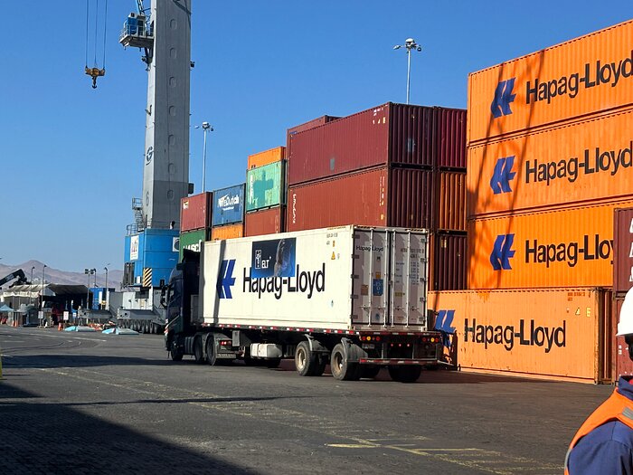 En container med spegelsegment lämnar hamnen i Antofagasta