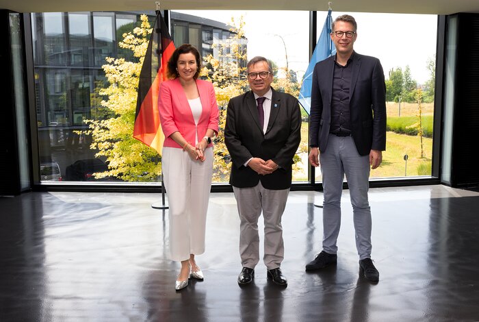 Federal Minister Bär and State Minister Blume during their visit to ESO
