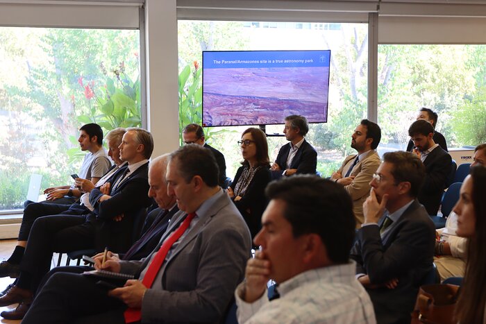 Miembros del Parlamento Europeo visitan oficinas de ESO en Santiago