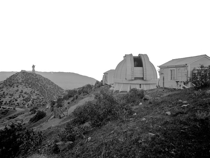 Cúpula del Observatorio Manuel Foster junto a la icónica Virgen del cerro San Cristóbal