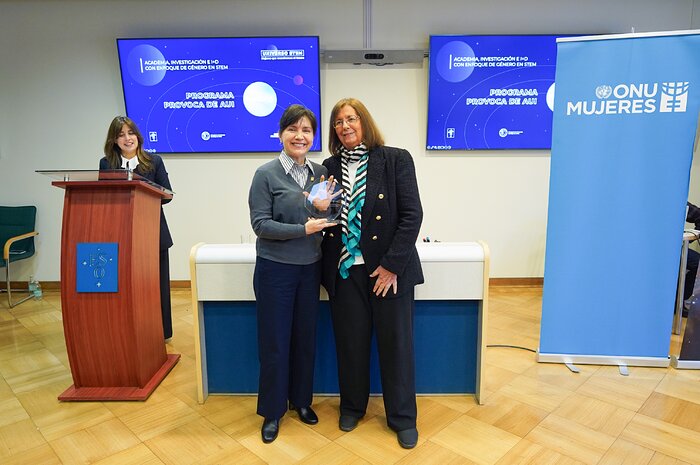 Paulina Bocaz de PROVOCA recibiendo premio “Universo STEM”