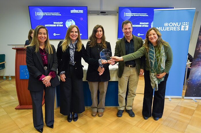 INACAP Mujeres STEM recibiendo premio “Universo STEM”