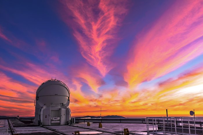 Puesta de sol surrealista en Paranal